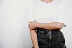 青少年女孩站孤立的微笑色彩斑斓的背景年轻的女人穿着白色t恤空白空间衬衫复制空间设计购物商业拍摄