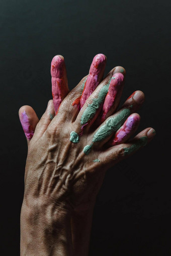 有趣的休闲有创意的女艺术家显示手脏颜色油漆黑暗背景艺术有创意的概念美图像