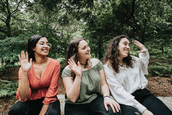 年轻的女人耶和华见证人相机森林多元文化的友谊概念幸福概念