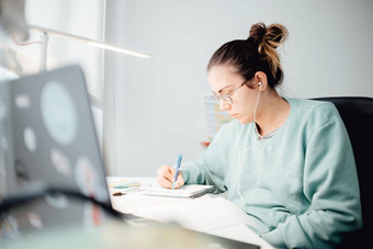 女孩工作移动PC<strong>首页</strong>学生研究<strong>首页</strong>自由职业者在线工作晚些时候晚<strong>上</strong>桌子<strong>上</strong>工作<strong>首页</strong>办公室