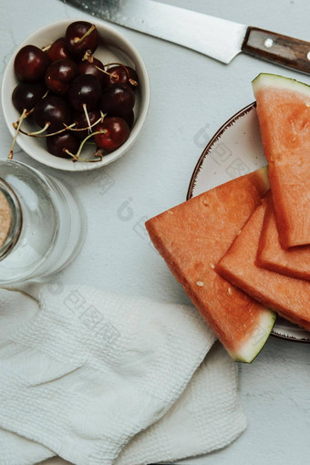 群夏天新鲜的水果极简主义白色表格西瓜樱桃健康健康的食物概念美味的变形复制空间