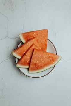 群夏天新鲜的水果极简主义白色表格西瓜健康健康的食物概念美味的变形复制空间
