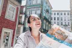 年轻的女人旅游地图中间街笑夏天一天阳光明媚的港口地中海城市