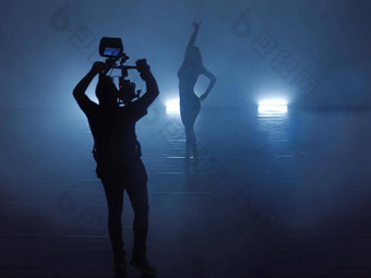 专业电视录像制作人gimball视频单反记录视频女运动舞者黑暗环境