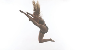 女运动芭蕾舞舞者前面白色背景