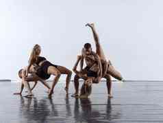 集团运动跳舞合作伙伴前面白色背景