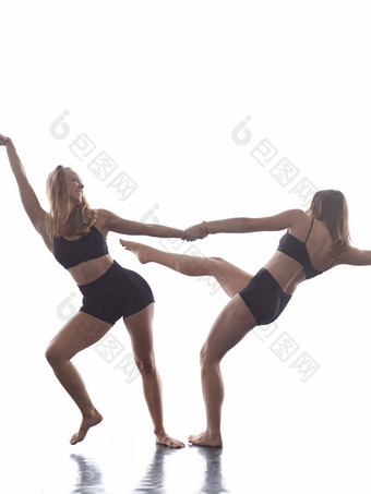 夫妇女运动跳舞合作伙伴前面白色背景