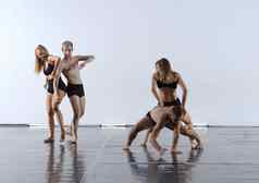 集团运动跳舞合作伙伴前面白色背景