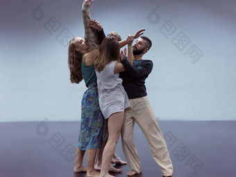 集团运动跳舞合作伙伴前面青色背景