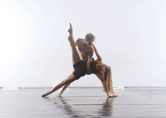 夫妇运动跳舞合作伙伴前面白色背景