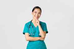 科维德医疗保健工人流感大流行概念微笑很高兴有吸引力的亚洲女医生实习医生风云上左角落里思考的想法站深思熟虑的白色背景