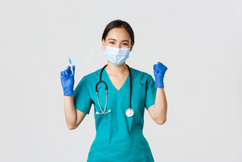 科维德冠状病毒疾病医疗保健工人概念快乐的并亚洲女医生医生医疗面具手套欢乐持有注射器疫苗