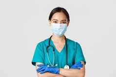 科维德冠状病毒疾病医疗保健工人概念特写镜头自信微笑专业亚洲医生护士医疗面具橡胶手套准备好了检查白色背景