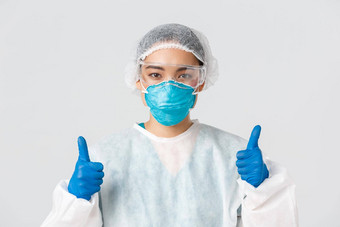 科维德冠状病毒疾病医疗保健工人概念特写镜头自信专业女亚洲医生科技实验室员工个人保护设备显示竖起大拇指批准