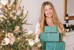 圣诞节假期可持续发展的礼物概念快乐微笑女人持有包装礼物环保绿色包装纸