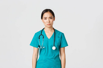 科维德医疗保健工人流感大流行概念疲惫年轻的亚洲女护士医生累了转变医院伤心乏力站白色背景实习医生风云