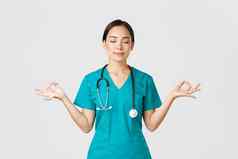 科维德医疗保健工人防止病毒概念平静病人亚洲女医生护士实习医生风云住放松冥想眼睛关闭快乐微笑白色背景