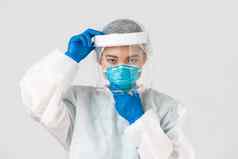 科维德冠状病毒疾病医疗保健工人概念自信严肃的表情女亚洲医生把脸盾呼吸器个人保护设备白色背景