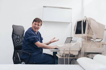整形外科医师医生检查x射线图片桌子上诊所移动PC电脑