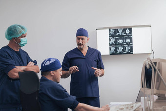整形外科医师医生团队检查数字x射线图片诊所医院