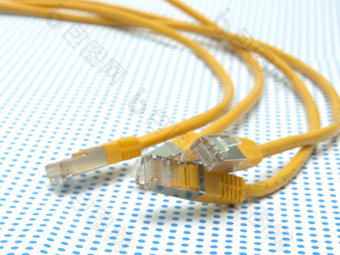 黄色的以太网电缆虚线背景