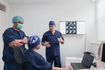 整形外科医师医生团队检查数字x射线图片诊所医院