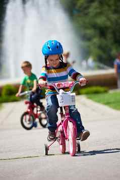 快乐男孩学习骑自行车