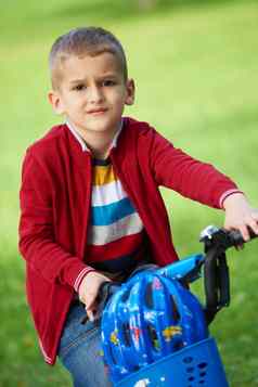 男孩自行车公园