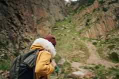 女人徒步旅行者背包山旅行冒险自由
