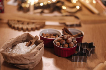 首页面包店烹饪传统的节日糖果准备使姜饼面团木表格一年庆祝活动传统圣诞节情绪坚果面粉肉桂