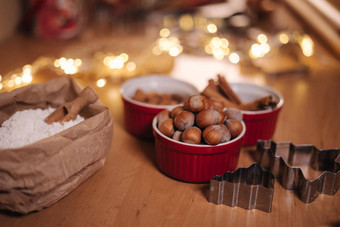 首页面包店烹饪传统的节日糖果准备使姜饼面团木表格一年庆祝活动传统圣诞节情绪坚果面粉