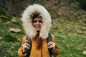 女人徒步旅行者背包山旅行冒险自由