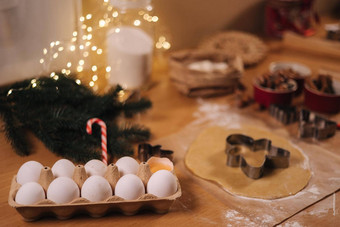 首页面包店烹饪传统的节日糖果切割饼干生姜饼面团木表格一年庆祝活动传统圣诞节情绪