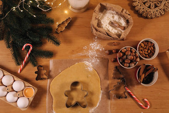 首页面包店烹饪传统的节日糖果切割饼干生姜饼面团木表格一年庆祝活动传统圣诞节情绪前视图