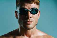 男人。游泳护目镜运动员游泳运动员蓝色的背景