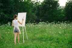 女人艺术家围裙油漆调色板画架自然