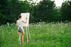 女人艺术家围裙油漆调色板画架自然
