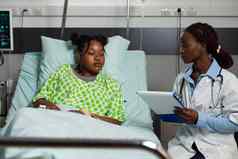非洲美国治疗师医生坐着生病的病人医疗问题