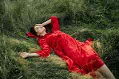 女人红色的衣服谎言草场自然景观