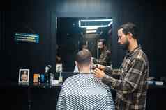 主理发店使男人的休闲中心头发限幅器