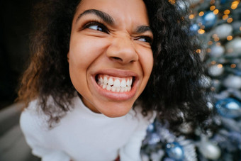 非洲式发型女人咬牙切齿牙齿相机