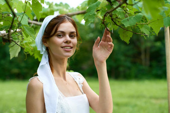 女人白色衣服农村村自然生态