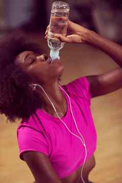 年轻的非洲式发型美国女人健身房普拉提锻炼打破