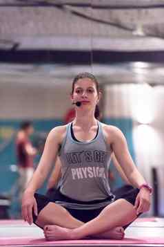 女运动员瑜伽锻炼冥想