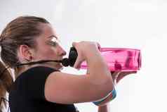 女健身教练喝水瓶