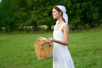 女人白色衣服村在户外绿色草农民