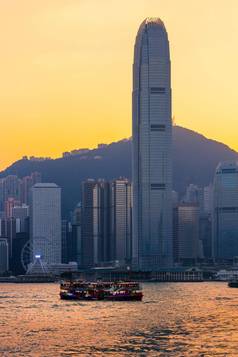 在香港香港游客船旅游服务维多利亚港城市视图背景日落视图九龙一边在香港香港