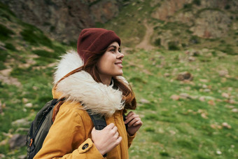 女人黄色的夹克<strong>背包</strong>山旅行冒险