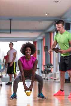 权重锻炼个人教练参考健身房