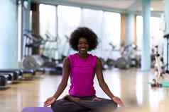非洲美国女人锻炼瑜伽健身房